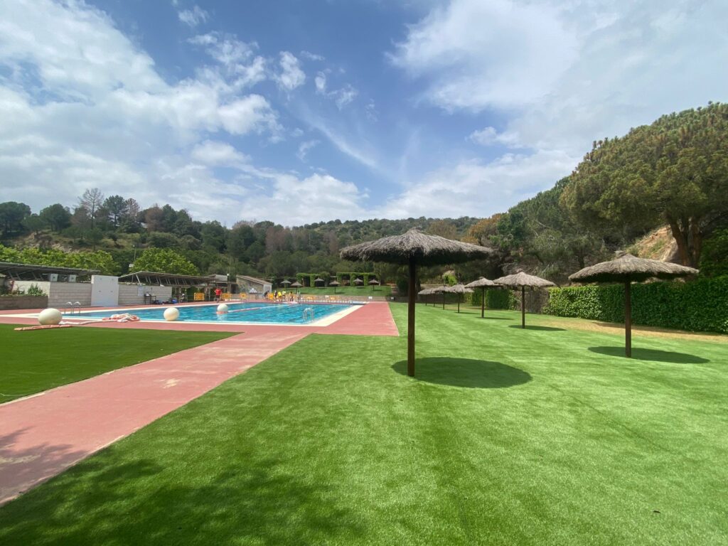 Nova gespa artificial a la piscina municipal