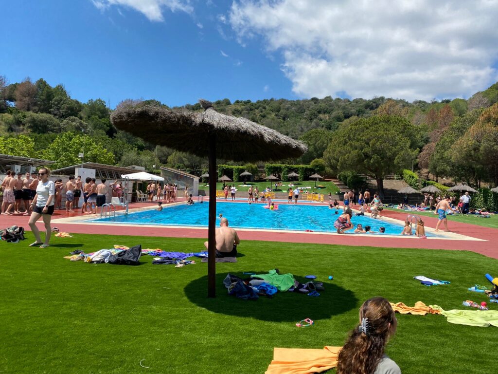 Gespa artificial a la piscina municipal