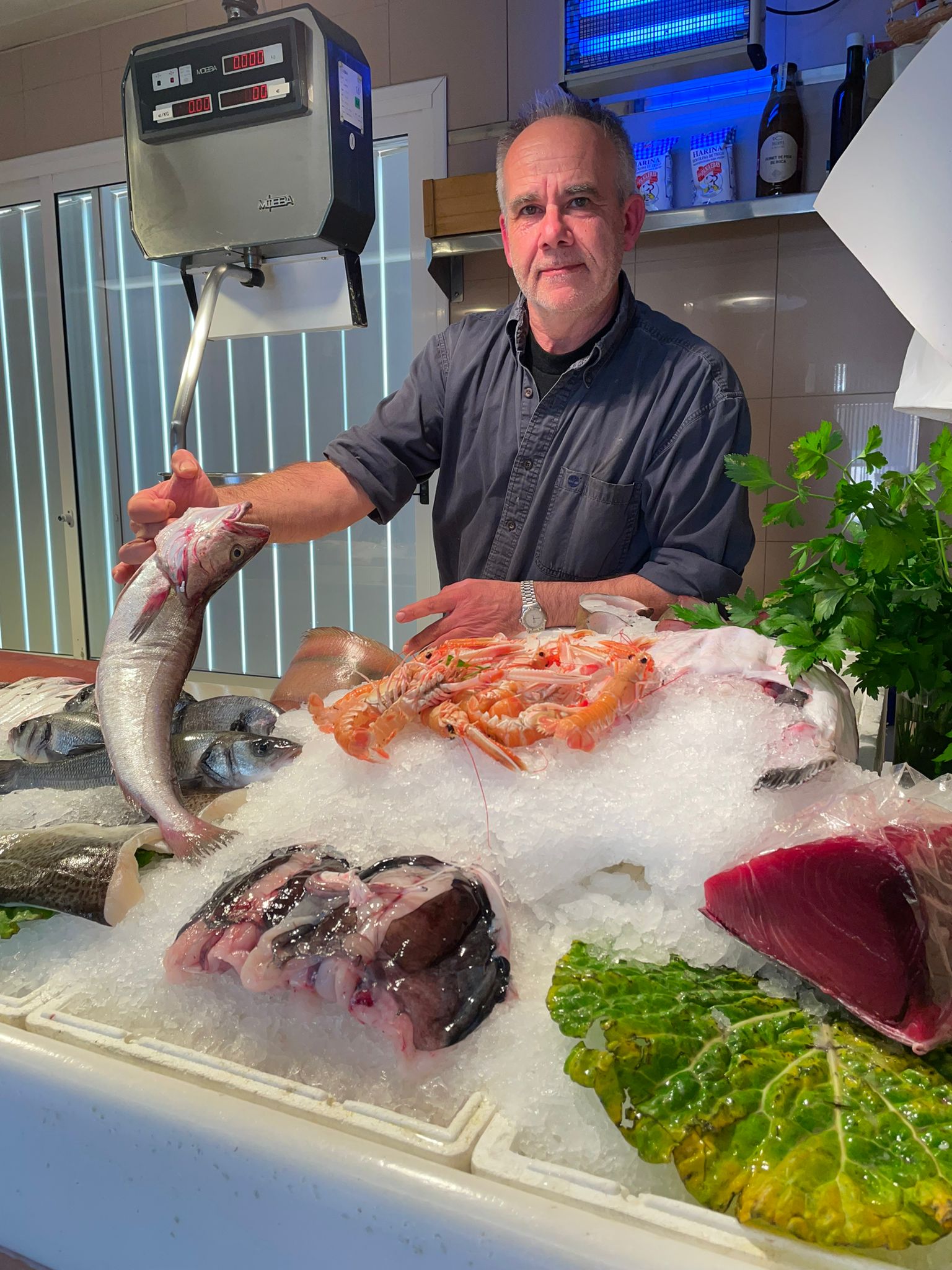 En Gabriel dirigeix la peixateria Cuní des del 1985.