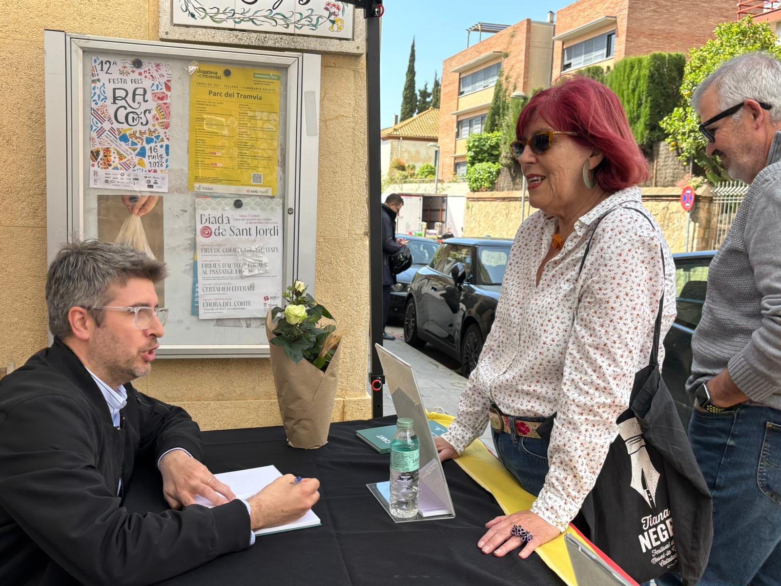 Aleix Armenteros, signant un exemplar del seu nou poemari, per Sant Jordi, a Tiana.