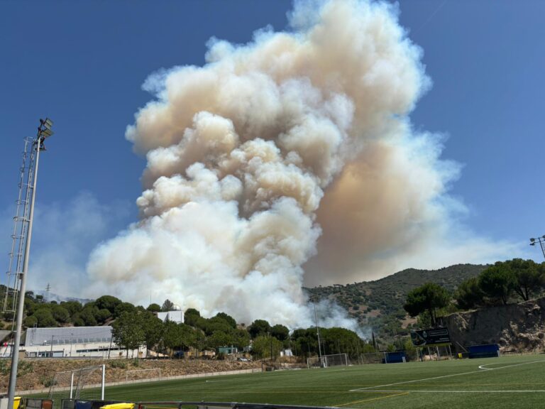 El foc es va encendre al turó d'en Galceran i va obligar a desallotjar tota la zona esportiva municipal.