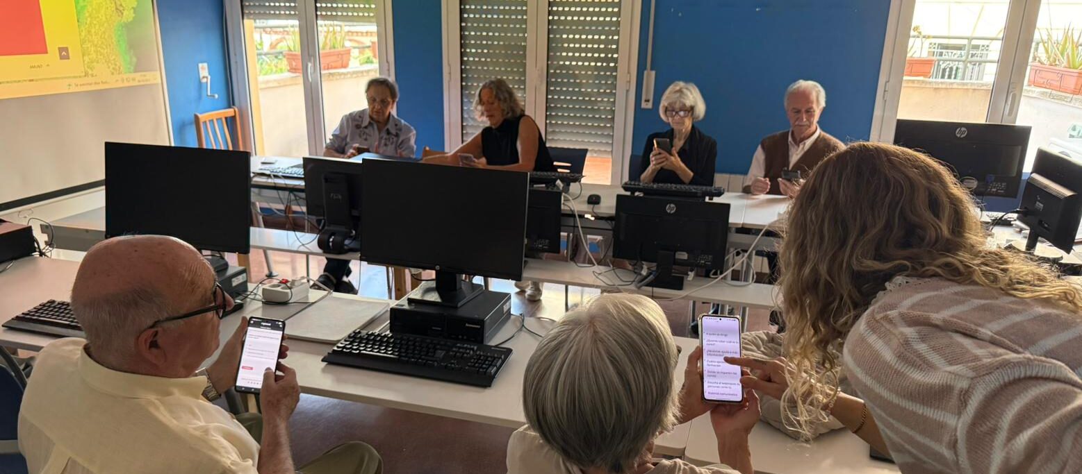 Una vintena de persones, la majoria de més de 55 anys, han participat als cursos de formació digital que s'han fet a Tiana.