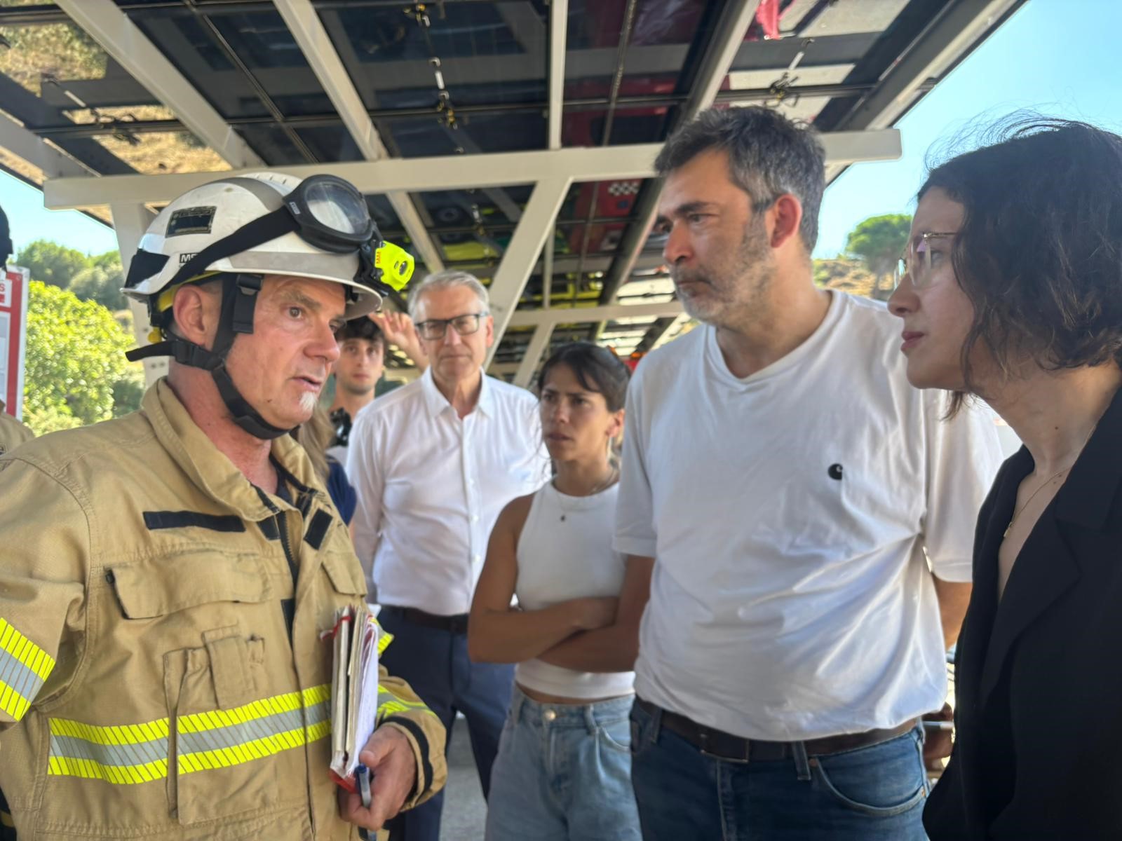 L'alcalde i la consellera, amb els bombers.