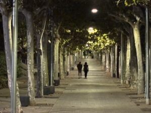 Il·luminació amb LED al Carrer Matas, com alguns dels 530 punts de llum que s'instal·laran al poble per fer-los més eficients.